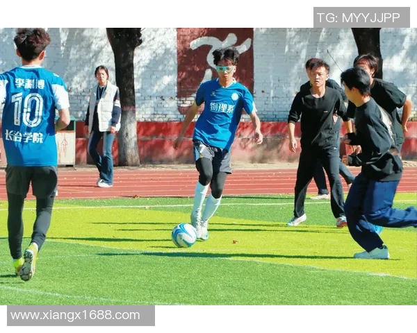 足球明星走进校园传递激情与梦想激励年轻学子追逐足球梦想